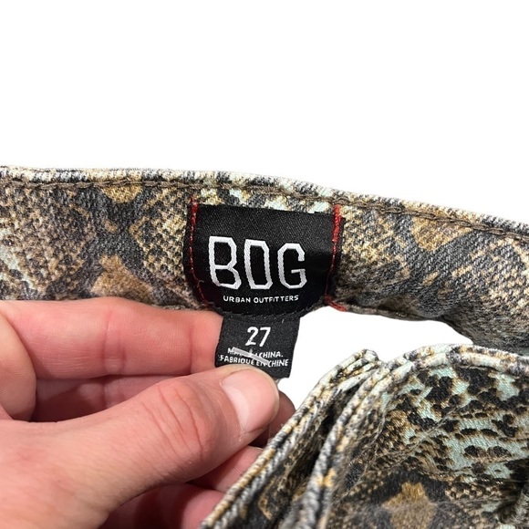 UO BDG 70s Inspired Midrise Stretchy Flare Snakeskin Print Jeans Size 27 - Picture 6 of 8